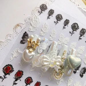 Faux ongles 5D gaufrés blanc perle et vert clair avec ornements luxueux en relief 3D