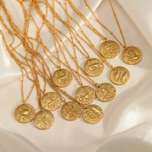 Detail von 18K vergoldeten Edelstahl-Sternzeichen-Halsketten auf einem weißem Satin.