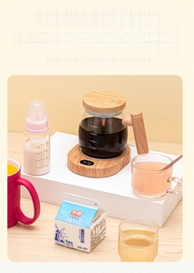 Close-up of smart heating coaster with wood grain texture and 400ml glass kettle set