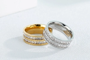 Makroansicht goldener und silberner Ringe mit zweireihigem Prinzess-Schliff