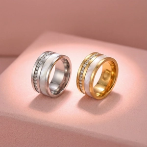 Dettaglio di anelli in conchiglia oro e argento con diamanti su supporti espositivi