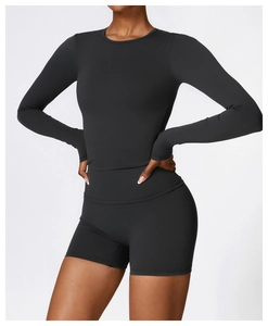 Détail du haut de sport noir à manches longues et du short de fitness assorti