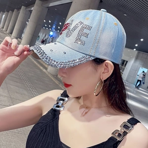 Casquette en denim avec lettrage LOVE en strass et détail coeur en paillettes