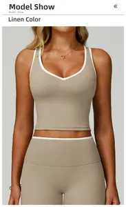 Détail de l'ensemble de sport lin avec legging taille haute et haut col en V