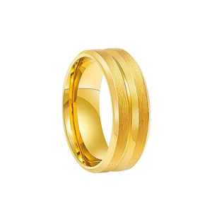 Gros plan détaillé de la bague en acier doré 8mm montrant la surface brossée et l'intérieur poli