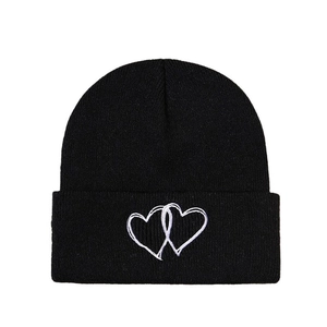 Bonnet en maille côtelée noire classique avec broderie double cœur blanc pour l'hiver