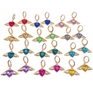 Pendentifs ailes de cœur en cristal coloré avec crochets dorés en plusieurs couleurs