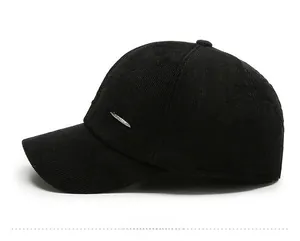 Vue détaillée d'une casquette de baseball en velours noir avec emblème argenté
