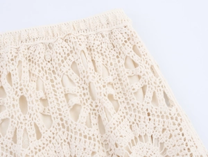 Détail macro de la taille d'une jupe en crochet crème avec doublure et maille ajourée