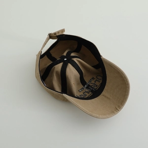 Dettaglio del cappellino kaki con fibbia in metallo regolabile e ricamo interno unico