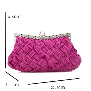 Fuchsiafarbene gewebte Abendtasche aus Satin mit funkelndem Strass-Metallrahmen
