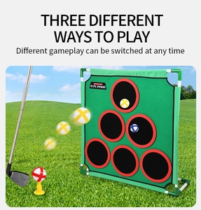 Détail du kit de jeu de golf avec filet de cible, balles et club sur gazon