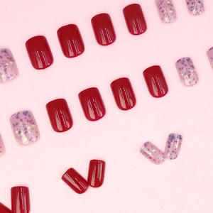 Unghie finte bordeaux e trasparenti con glitter in forma quadrata corta elegante