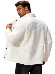 Detailansicht der Rückseite einer weißen Herrenstrickjacke mit Jacquard-Karomuster-Struktur
