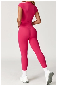 Dettaglio dei leggings da yoga a vita alta e t-shirt slim con cucitura a V sul retro
