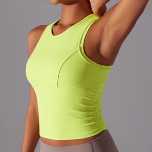 Vue détaillée du gilet de yoga jaune néon avec fronces latérales et tissu technique