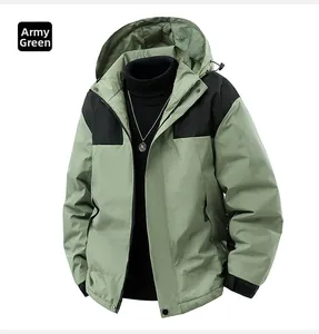 Detail der armee-grünen und schwarzen Wanderjacke mit Kapuze und verstellbaren Bündchen