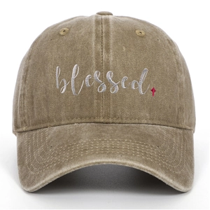 Detail der blessed Stickerei auf gewaschener khakifarbener Baumwoll-Baseballkappe
