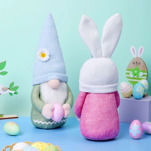 Gnome de Pâques et lapin en peluche avec œufs colorés pour décoration de table festive