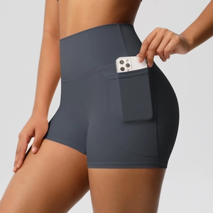 Détail du short de yoga taille haute avec poche latérale pour smartphone