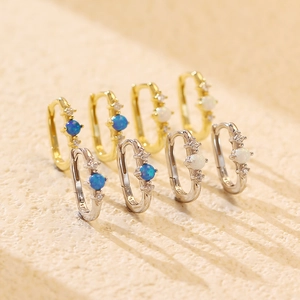 Orecchini a cerchio in argento S925 con opale rettangolare e zirconi in finitura oro e argento