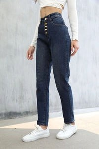 Dettaglio dei jeans a vita alta blu scuro con patta a cinque bottoni alla moda