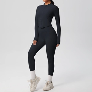 Détail du legging de yoga noir taille haute et veste zippée avec passe-pouces