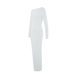 Détail d'une robe moulante blanche à manches longues avec texture en maille transparente