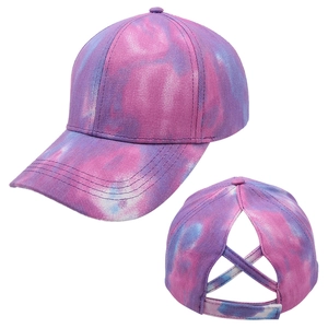 Detail van de kruislingse elastische banden op de tie-dye paardenstaart baseballpet