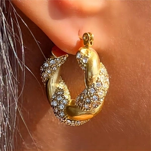Boucles d'oreilles créoles torsadées plaquées or 18 carats avec diamants