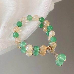 Makroaufnahme der chinesischen Perlenarmband mit grünen und champagnerfarbenen Steinen