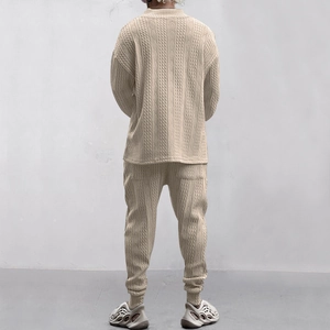 Detaillierte Rückansicht des beige Herren-Stricksets mit Zopfmuster und hohem Kragen