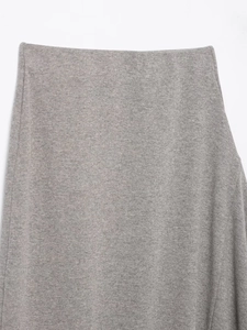 Gros plan sur la texture du tricot gris de cette jupe midi asymétrique