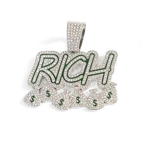 Gros plan du pendentif RICH argenté serti de diamants avec sacs d'argent à bords verts