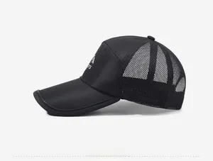 Dettaglio del cappellino da baseball nero con grafica di montagna e stampa sportiva