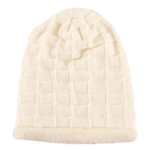 Bonnet en tricot beige minimaliste avec motif gaufré et doublure en fausse fourrure blanche