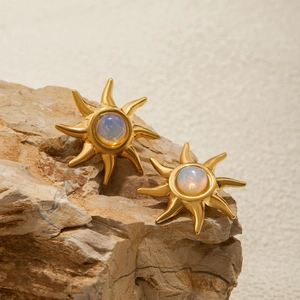 Klassische 18K vergoldete Edelstahl Sonnenohrringe mit Opalstein auf Naturstein