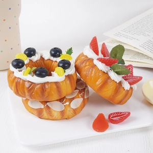 Realistische künstliche Donut-Brot-Modelle mit Erdbeer- und Blaubeer-Creme-Toppings