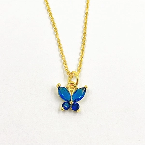 Collier élégant en laiton doré avec pendentif papillon serti de zircons bleus brillants