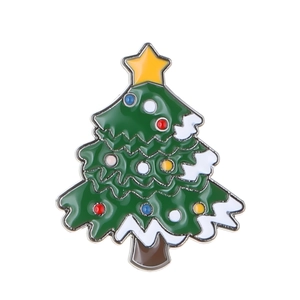 Vue détaillée d'une broche sapin de Noël en émail avec ornements colorés et étoile au sommet