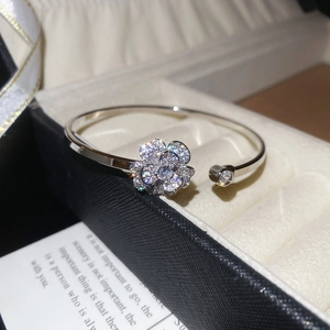 Dettaglio del bracciale aperto in argento con fiori di zircone e finiture di lusso