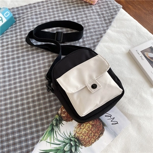 Détail du mini sac bandoulière en toile avec boucle noire et sangle réglable