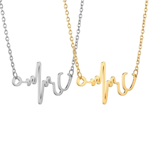 Collier minimaliste motif battement de cœur en or et argent sur fond blanc pur