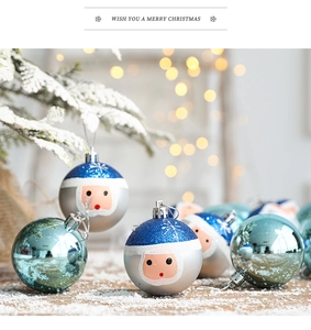 Boules de Noël peintes Père Noël bleu et ornements miroir bleu clair sur branches de cèdre