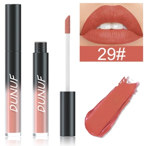 Vue macro du rouge à lèvres mat orange corail 29 avec applicateur et test sur les lèvres