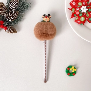 Gros plan d'un stylo de Noël à pompon renne avec des décorations festives de sapin