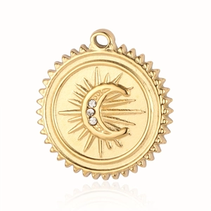 Makroansicht des goldenen Sonnen- und Mondanhängers mit Kristallen und Zahnradrändern