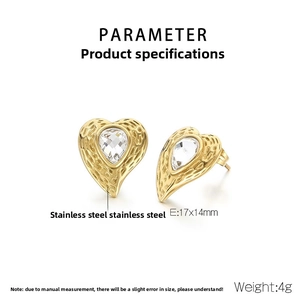 Dettaglio di orecchini a cuore in acciaio inossidabile con texture martellata e zircone