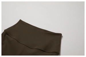 Detalle macro de los pantalones de yoga verde oliva con cintura alta y costura doble