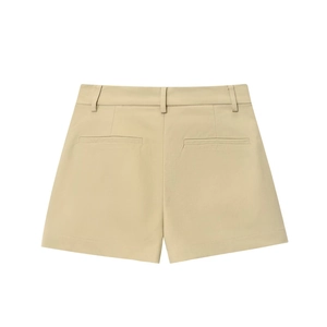 Dettaglio dei pantaloncini beige a vita alta con passanti e cuciture rifinite